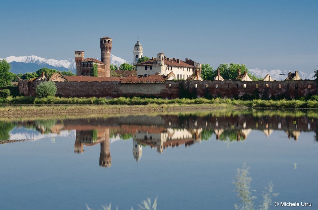 Il Borgo di Vettignè si riflette in una risaia allagata